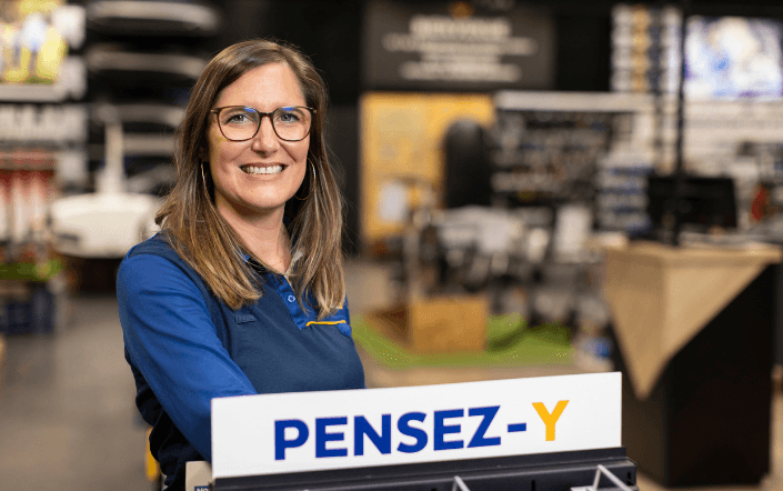 Une collaboratrice Norauto souriante dans son centre.